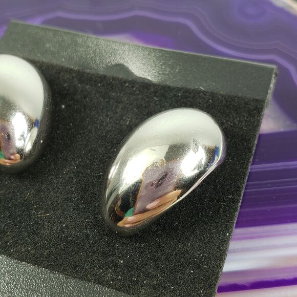 Vintage Signed Monet Egg Shape Silver Tone Clip On Earrings - Picture 10 of 10
